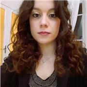 studentessa universitaria impartisce lezioni di matematica e chimica per studenti delle scuole medie e primi due anni del liceo